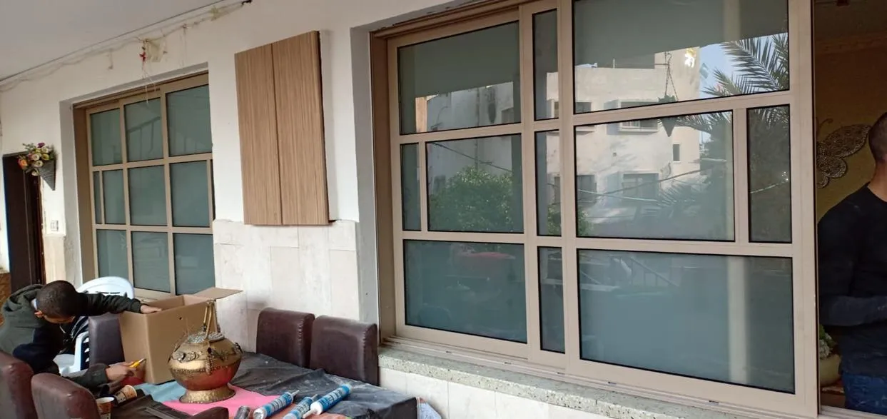ויטרינה מפרופיל בלגי 7300 זכוכית חלבית