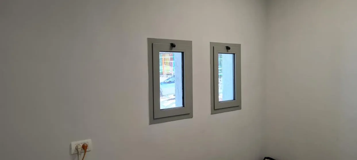 חלונות אלומיניום למוסדות ובתי ספר חלונות קיפ בצבע אפור 4500 בייסיק