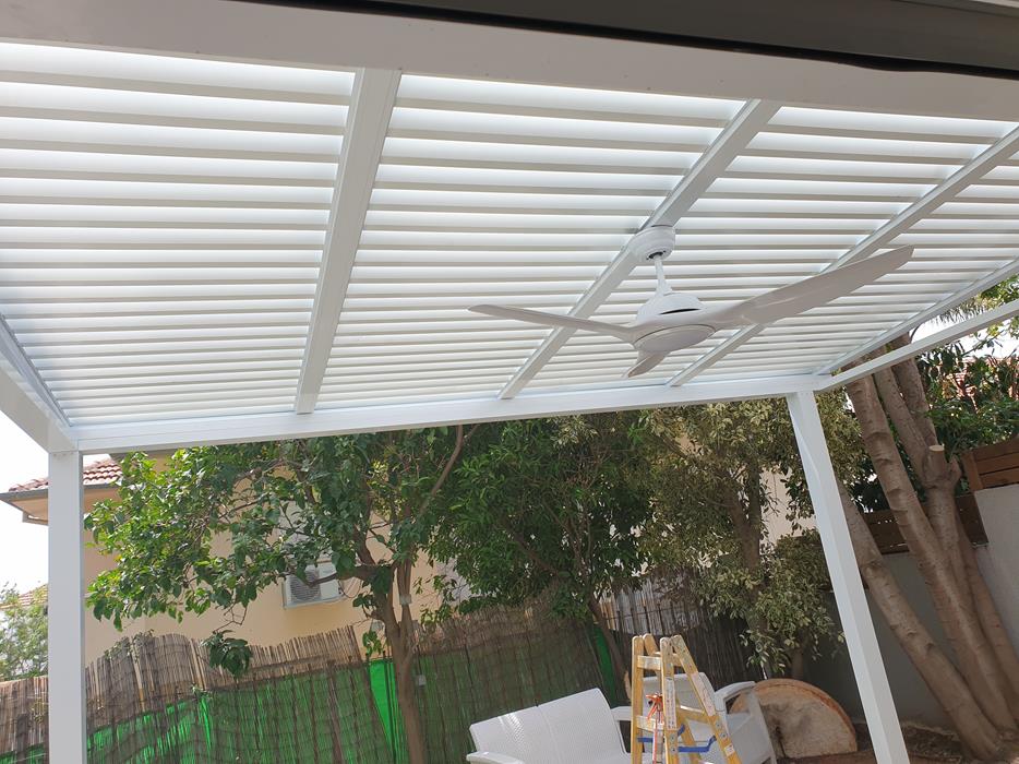 מעקות זכוכית