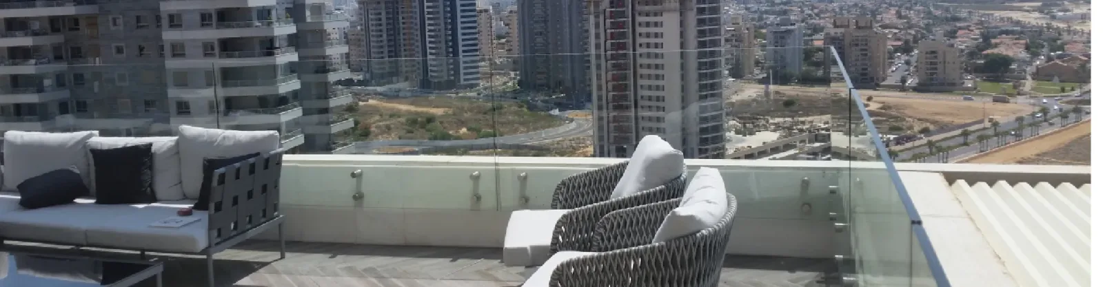 מעקות זכוכית